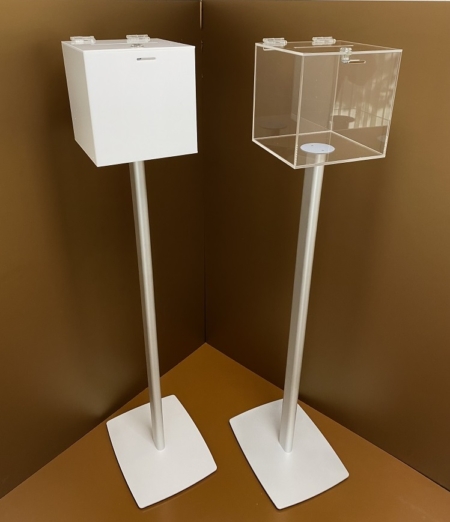 Átlátszó plexiből készült adománygyűjtő, szavazatgyűjtő, véleménygyűjtő vagy pénzgyűjtő doboz, ötletláda fém állvánnyal.