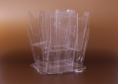 Forgatható kialakítású asztali plexi szórólaptartó, amely megkönnyíti a kihelyezett szórólapok és információs anyagok elérését. Ideális pultokra, recepciókra és ügyfélterekbe, ahol fontos a rendezett és igényes megjelenés.