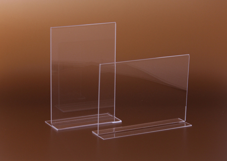 Plexi kétoldalas laptartó, egyenesen áll. A laptartóba oldalról lehet becsúsztatni a papír lapot.