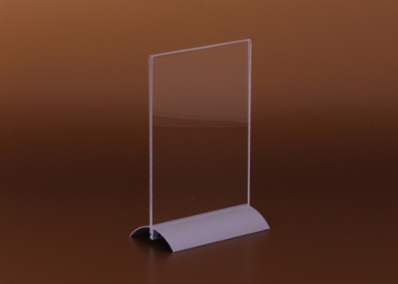 Asztalra helyezhető, fém talpon álló kétoldalas tábla. A plexi laptokban nagyon könnyű a papírlapokat cserélni.