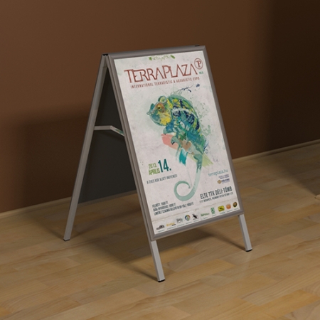 Beltéri, kétoldalas “A” alakú megállító tábla stabil konstrukcióval, műanyag hátlappal. A termék tükröződésmentes matt felületű PET előlappal rendelkezik a plakátok védelme érdekében. 