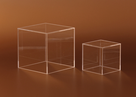 A átlátszó plexi búra, kubus kiváló megoldást nyújt értékes tárgyak, műtárgyak, makettek, gyűjtemények megóvására.