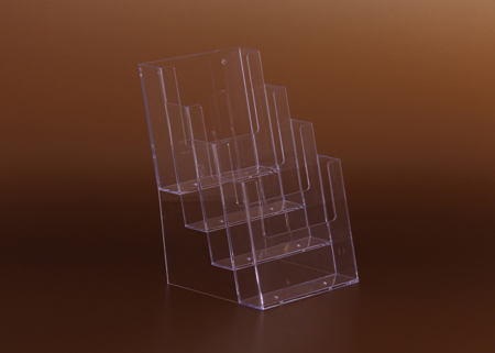 Átlátszó plexiből készült 4 rekeszes asztali szórólaptartó, amely lehetővé teszi többféle szórólap, prospektus és információs anyag rendezett és jól látható megjelenítését irodákban, recepciókon, üzletekben és kiállításokon.