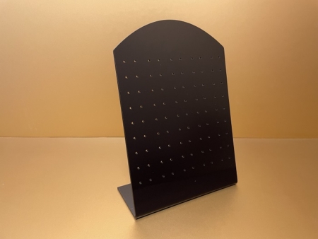 plexiből készült fülbevalótartó, amely esztétikus és rendezett módon teszi láthatóvá az ékszereket. Ideális üzletekbe, kiállításokra és bemutatóterekbe, ahol fontos a látványos és könnyen kezelhető elrendezés.