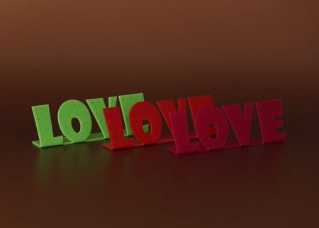 LOVE formájú plexi fülbevalótartó, amely esztétikusan és áttekinthetően teszi láthatóvá a fülbevalókat. Ideális üzletekbe, kiállításokra és ajándékboltokba, ahol fontos a látványos és dekoratív elrendezés.