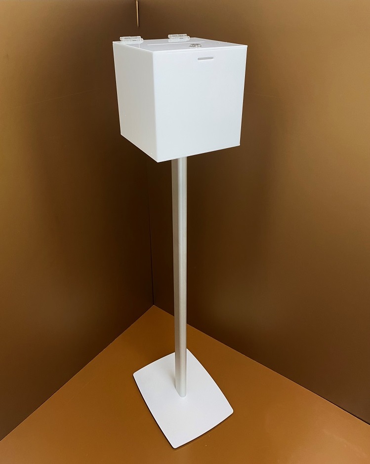 Opál plexiből készült adománygyűjtő, szavazatgyűjtő, véleménygyűjtő vagy pénzgyűjtő doboz, ötletláda fém állvánnyal.