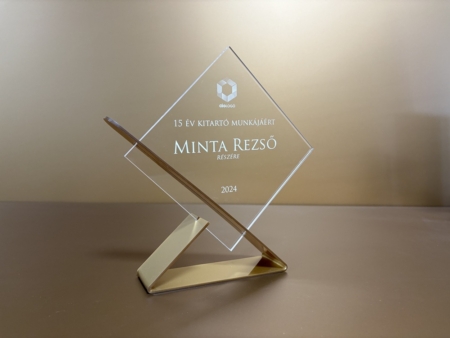 Mégyzet alakú, hajlított talpas díj - arany