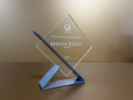 Négyzet alakú, hajlított talpas díj - ezüst