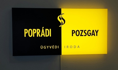 A világító doboz reklám modern, figyelemfelkeltő megoldás üzletekbe és kiállításokra, mert a belső fény egyenletesen megvilágítja a felületet. Ideális logók, promóciók és információk megjelenítésére, akár falra szerelve, akár pult mögött elhelyezve.